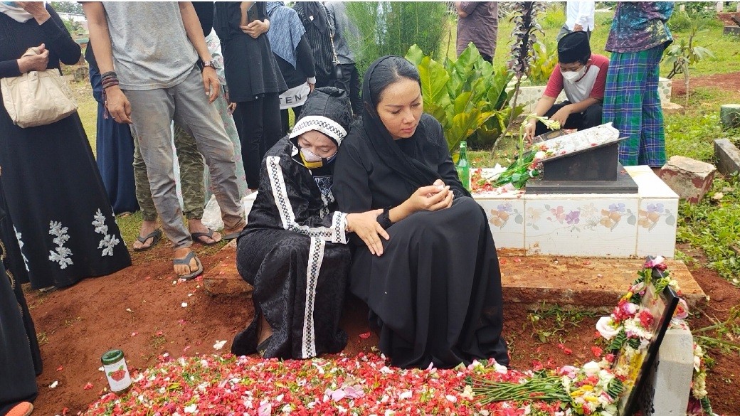 Tangis Kalina Ocktaranny Pecah Menguburkan Ibunda ke Tempat Peristirahatan Terakhir