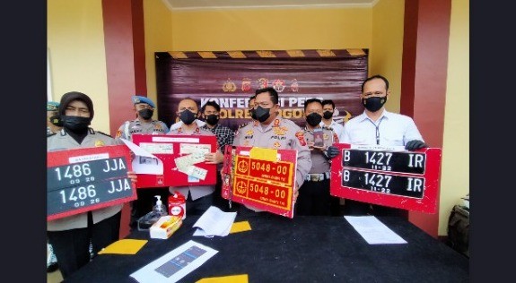 Polisi Tangkap Pengemudi Mobil Pakai Pelat Nomor Polri Palsu agar Bebas Macet di Puncak