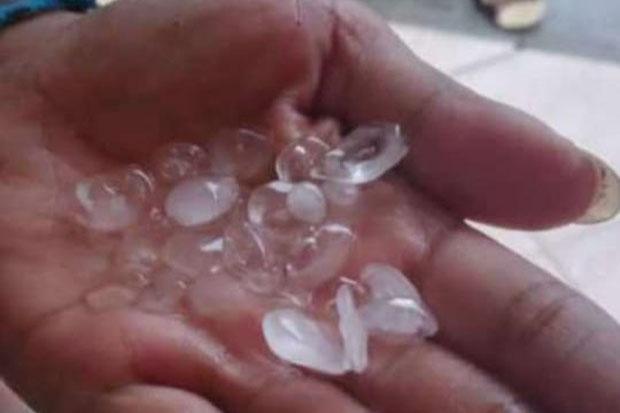 Depok Dilanda Hujan Es dan Angin Kencang Siang Ini, Warga: Bunyinya Keras Sekali