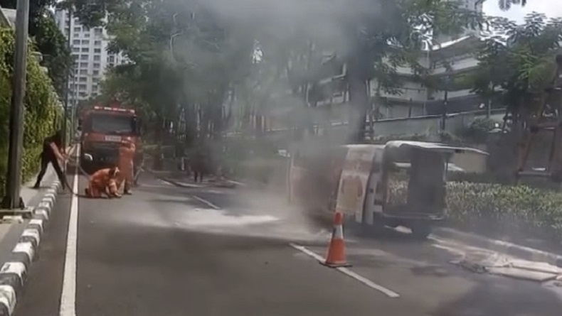 Mobil Ekspedisi Terbakar Dekat Polda Metro Jaya, Diduga karena Korsleting Kabel Sound System