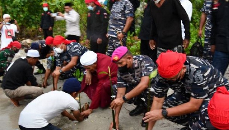 Baksos Lantamal Ambon, Tanam 1.000 Mangrove dan Bantu Pembangunan Masjid