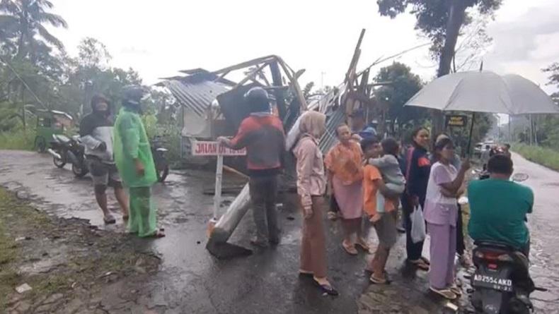 Diterjang Angin Kencang, Sejumlah Pohon dan Tiang Listrik di Boyolali Ambruk