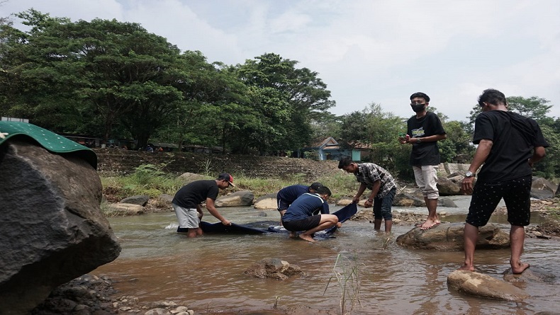 Sambut Ramadan, Warga di Batang Bersihkan Musala dan Cuci Karpet