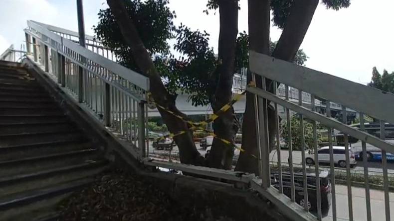 Parah! Besi Penyangga JPO Dekat PN Jakbar Copot, Diduga Digondol Maling