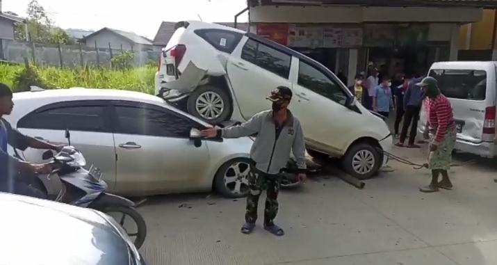 Tabrakan Beruntun di Samarinda, Dua Mobil Tumpang Tindih