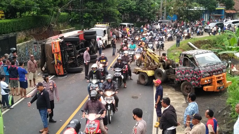 Truk Tangki Terguling di Ciamis, 14.140 Kg Minyak Goreng Tumpah di Jalan