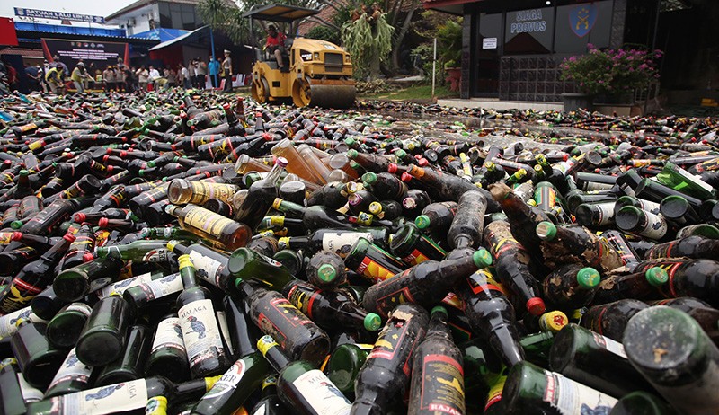 Gelar Razia Jelang Natal dan Tahun Baru, Polisi Amankan Ratusan Botol Miras di Sumbawa