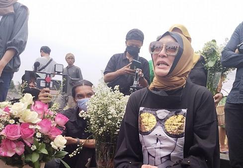 Jelang Ramadan Angelina Sondakh Nyekar ke Makam Adjie Massaid, Ini Doa yang Dipanjatkan