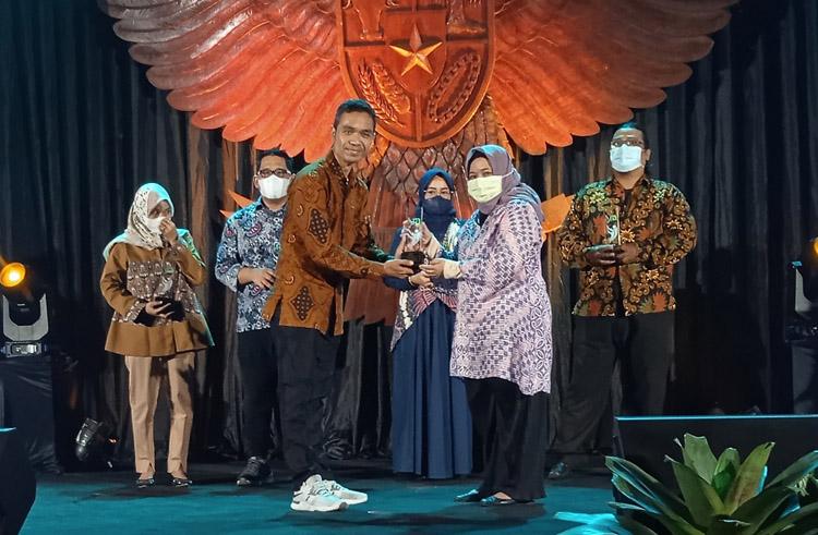 Koran Sindo dan Sindonews Raih Penghargaan Gold IPMA 2022