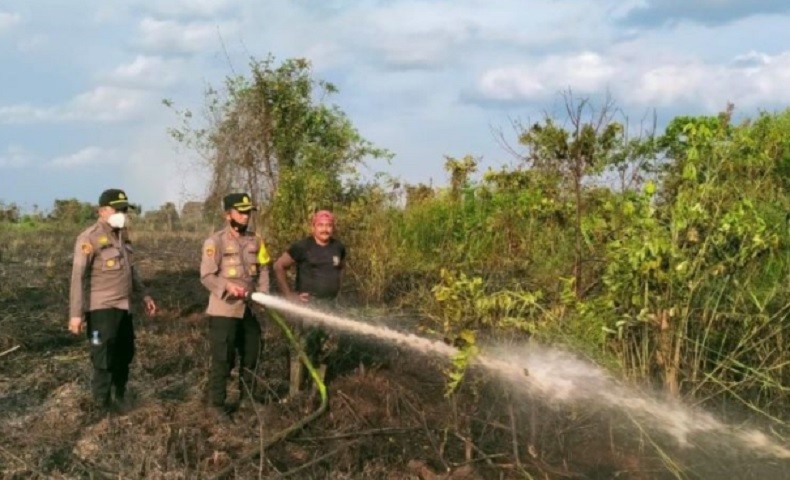 Kebakaran Lahan Gambut, Kapolres Kayong Utara Turun Tangan Padamkan Api