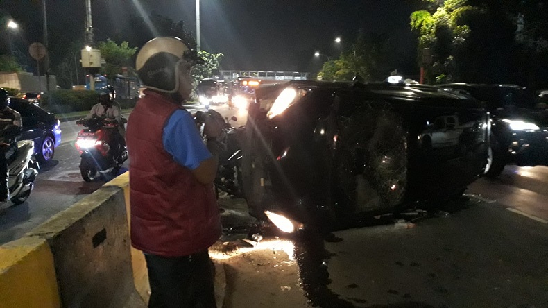 Diduga Sopir Mengantuk, Mobil Tabrak Pembatas Jalan dan Terguling di Kramat Jati
