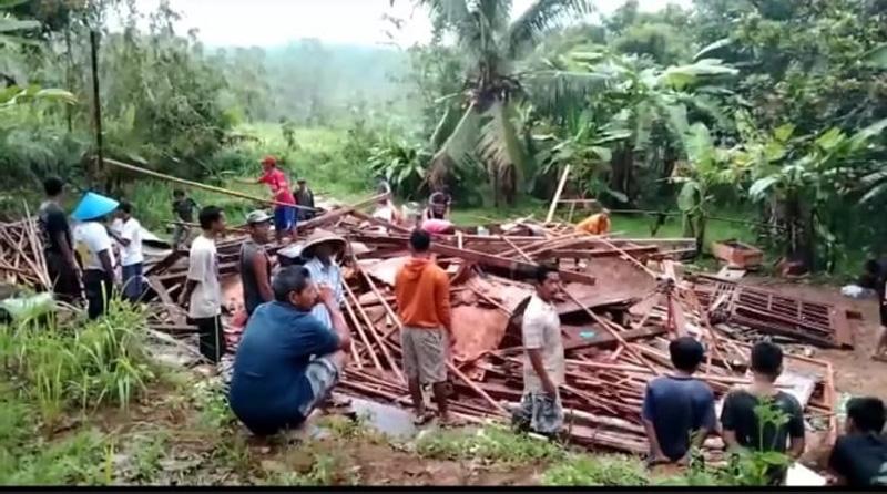 Angin Puting Beliung Terjang 2 Desa di Cilacap, Puluhan Rumah Rusak