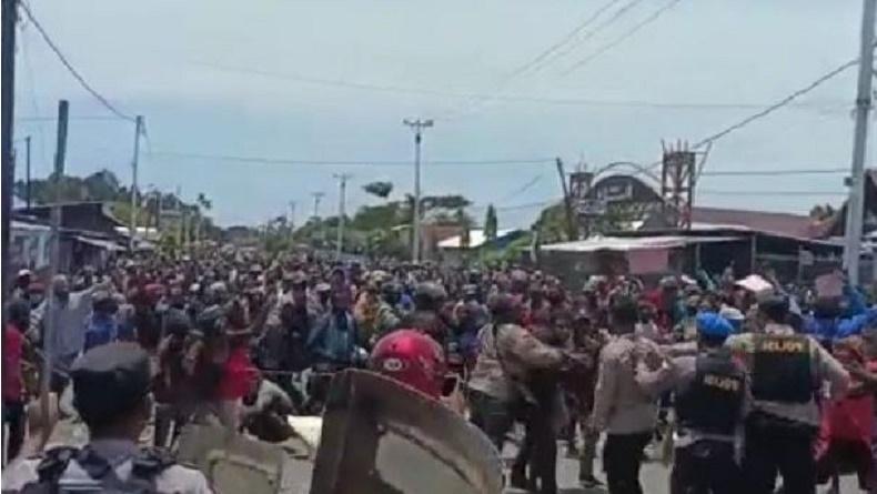 Ricuh Aksi Demo Tolak DOB di Nabire, 5 Polisi Terluka