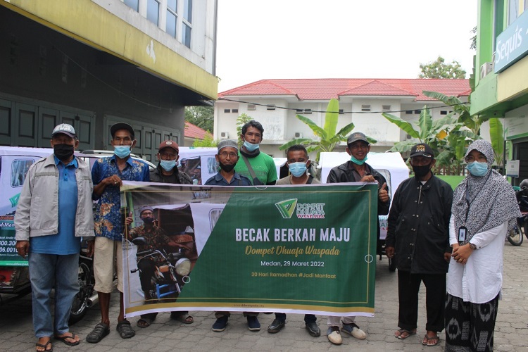 Jelang Ramadan, Dompet Dhuafa Waspada Bantu Pengemudi Becak di Medan