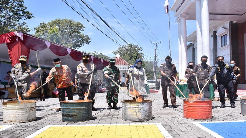 Kejari Sukoharjo Musnahkan Barang Bukti Puluhan Kasus yang Inkrah