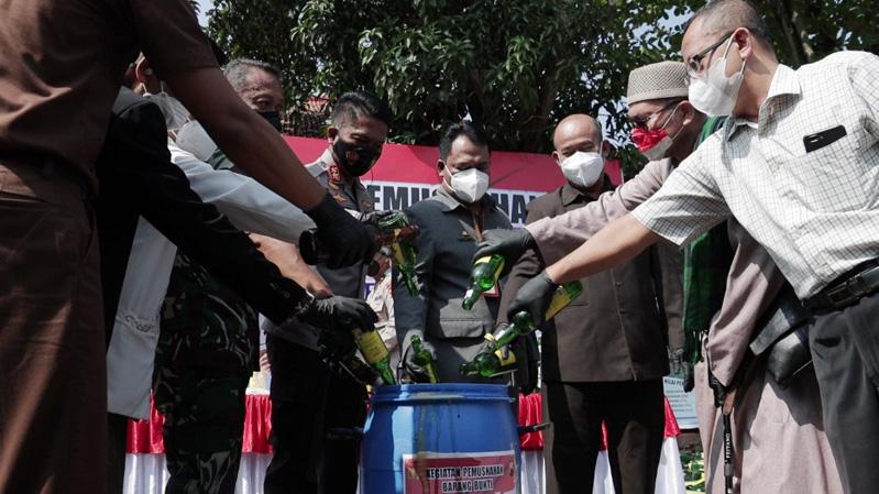 Jelang Ramadan, Polres Pemalang Musnahkan Ribuan Botol Miras dan Obat Keras 