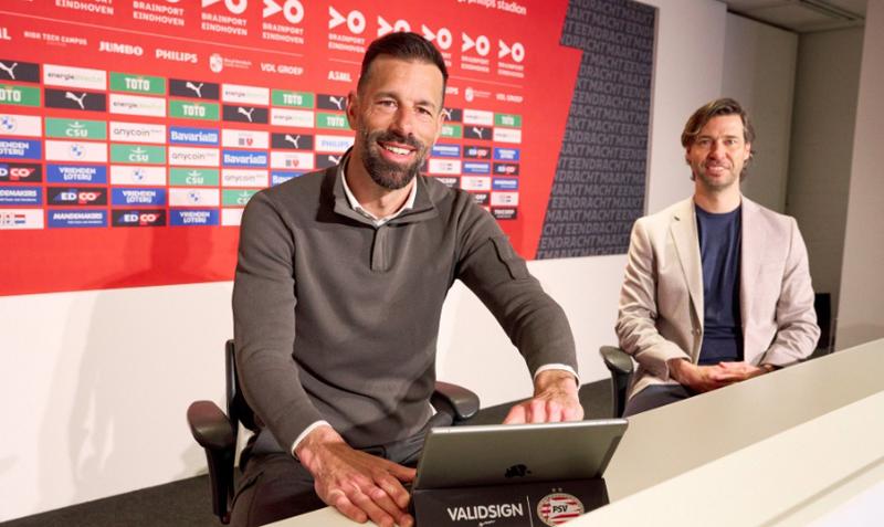 Resmi! Legenda Man United Van Nistelrooy Berkarier di Liga Belanda