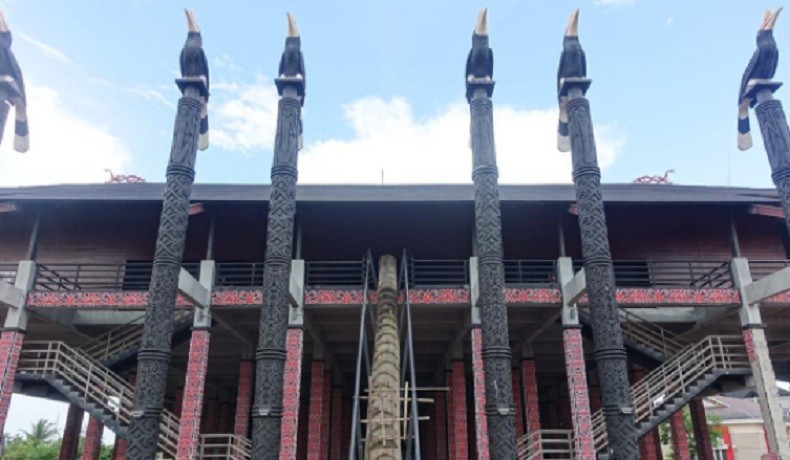Rumah Adat Kalimantan Barat, Unik Bisa Dihuni Ratusan Orang