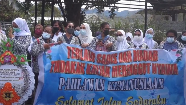 Jenazah Prajurit TNI dan Bidan yang Gugur di Yalimo Tiba di Jayapura, Disambut Kesedihan