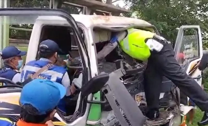 Sopir Truk Terjepit usai Tabrakan di Tol Surabaya-Sidorjo, Evakuasi Dramatis