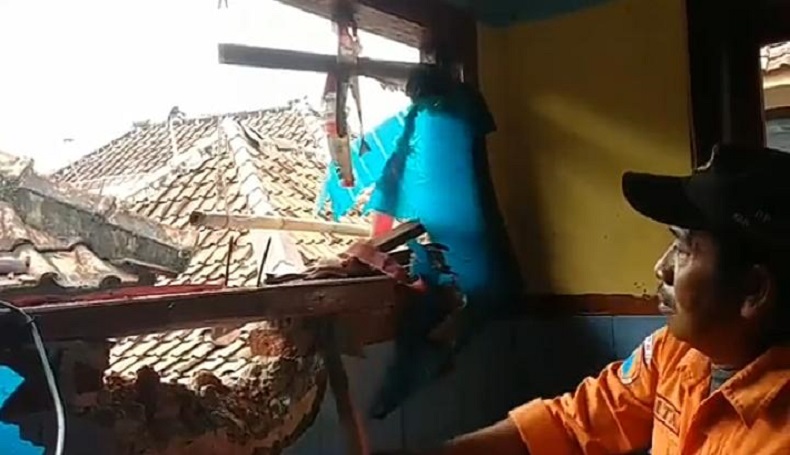 Blar! Rumah di Kuningan Rusak Tersambar Petir, Penghuni Luka Robek