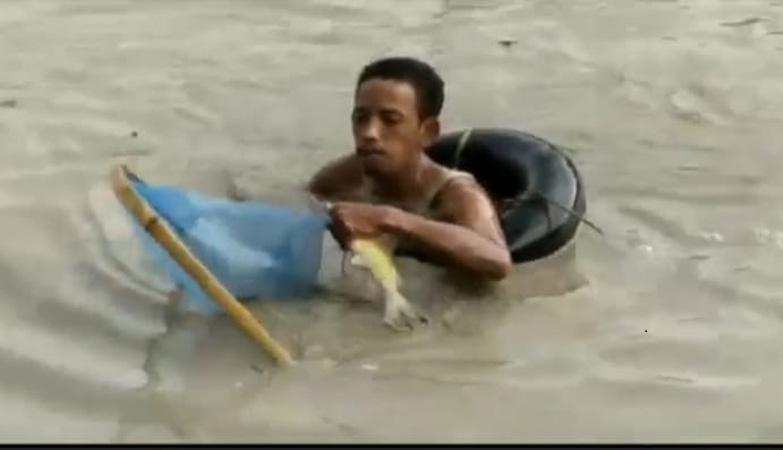 Heboh Ratusan Warga Banyumas Tangkap Ribuan Ikan Muncul ke Permukaan Sungai Serayu