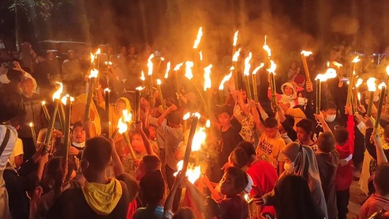 Sambut Ramadan, Ribuan Warga Daya Baru Bangka Barat Antusias Ikuti Pawai Obor