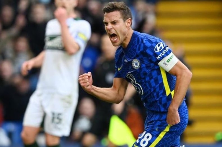 Cesar Azpilicueta Bertahan di Chelsea, Barcelona Gigit Jari