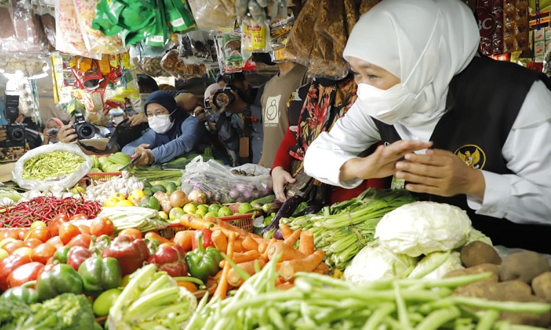 Gubernur Khofifah Blusukan ke Pasar: Kebutuhan Pokok Aman Kecuali Minyak Goreng Curah