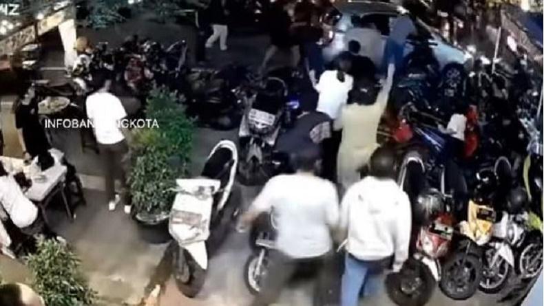 Viral Mobil Tabrak Deretan Motor Parkir di Bandung, Massa Ngamuk Rusak Kendaraan