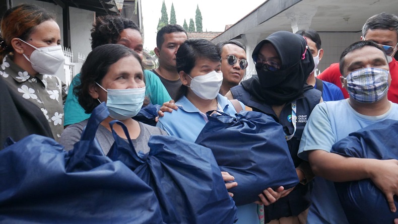 Terapis Disabilitas Netra Tersenyum Bahagia Terima Paket Ramadhan dari Gubernur Jabar 