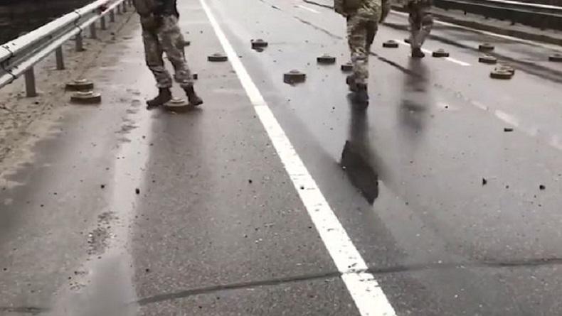 Ngeri, Tentara Ukraina dengan Tenang Singkirkan Ranjau Darat Rusia Cuma Pakai Kaki