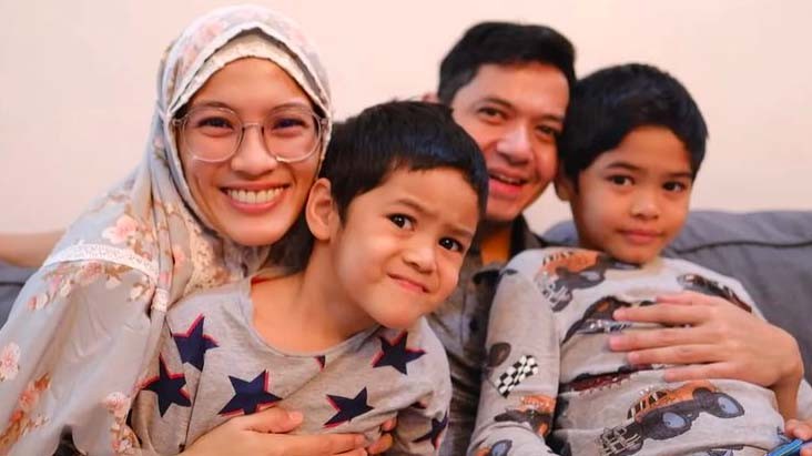 Hari Pertama Puasa, Dude Harlino Menemani Anak Sahur: Semangat Ya Nak!