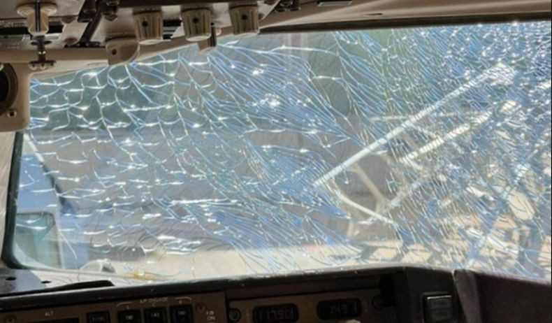 Ngeri, Kaca Kokpit Pesawat Boeing 757 Angkut 198 Orang Pecah saat Penerbangan