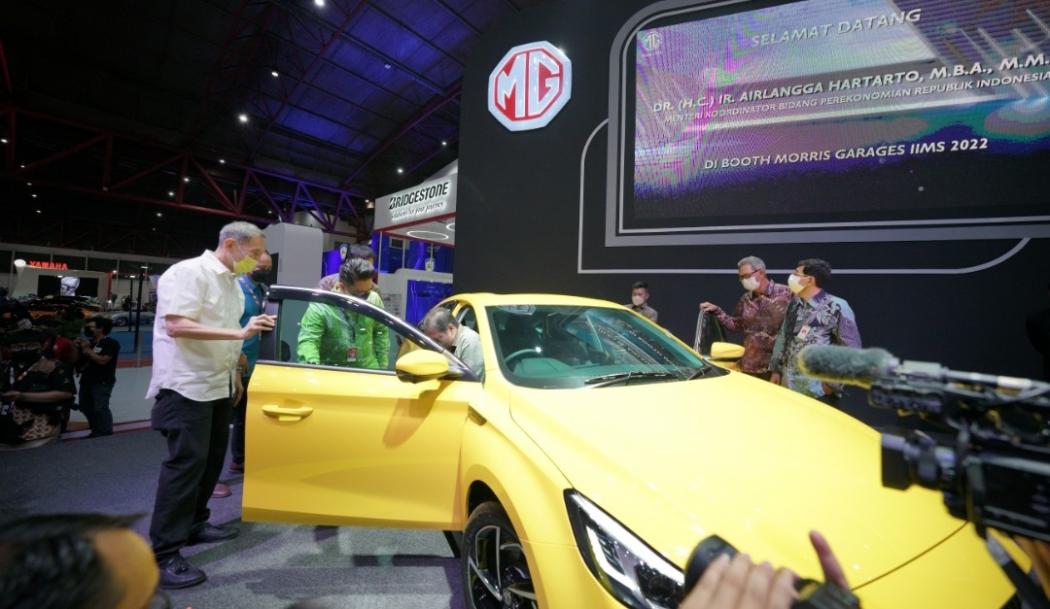 Lihat MG 5 GT di IIMS 2022, Menko Airlangga Terkenang Mobil Lawasnya MG Rover