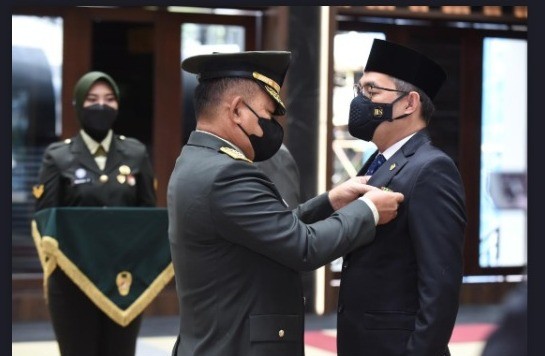 KSAD Jenderal Dudung Anugerahkan Bintang Tanda Kehormatan ke Ketua BPK