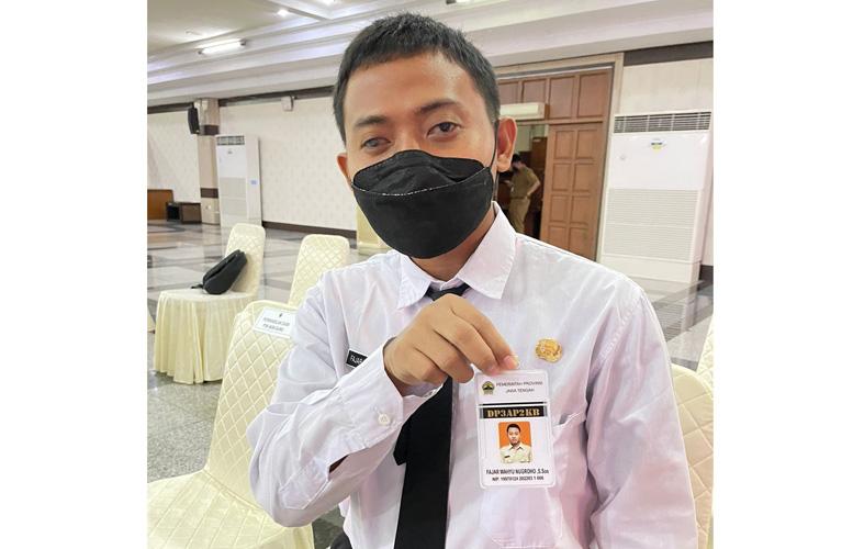  Cerita Haru Fajar Wahyu N, Tuna Netra Jadi ASN Pemprov Jateng Terima SK dari Ganjar