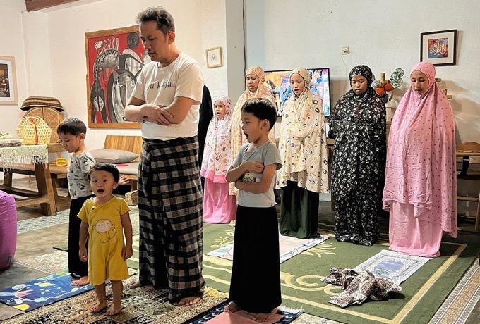 Hanung Bramantyo Jadi Imam Salat Tarawih di Rumah, Aksi si Bungsu Jadi Sorotan