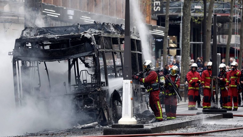 Bus Listrik Terbakar Hebat, Sempat Terdengar Sejumlah Ledakan Keras