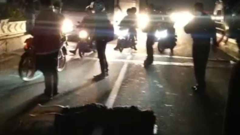 Pemotor Perempuan Kritis Usai Jatuh dari Flyover Ciputat