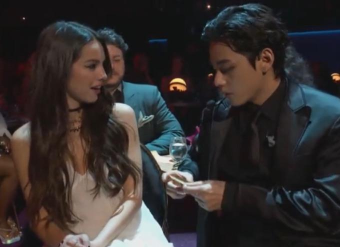 V BTS Terciduk Rayu Olivia Rodrigo di Grammy Awards 2022, Bakal Pacaran?