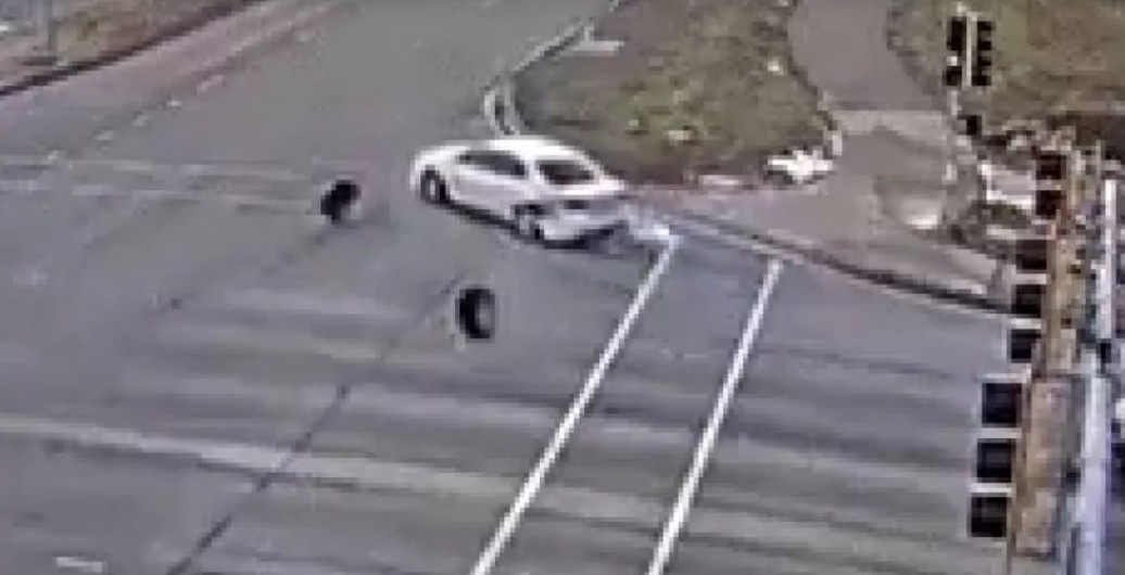 Viral Sedan Mewah Ringsek Ditabrak Ban Copot di Lampu Merah, Pengemudi Shock