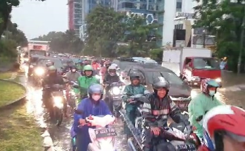 Jakarta Hujan Deras, Jalan DI Panjaitan Jatinegara Tergenang Air Sebabkan Kemacetan