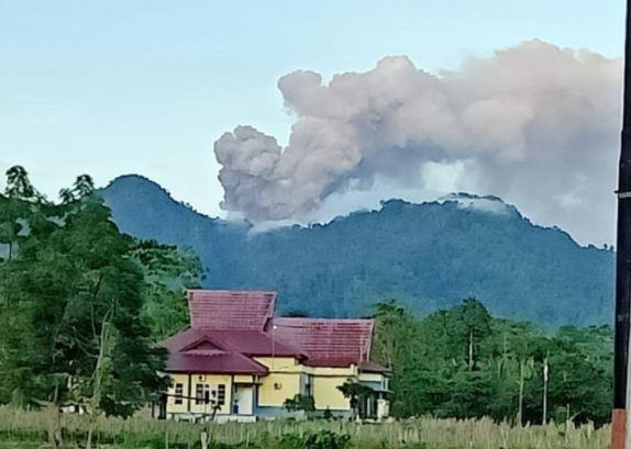 Gunung Dukono Halmahera Utara Erupsi Pagi Ini, Letusan 700 Meter di Atas Puncak 