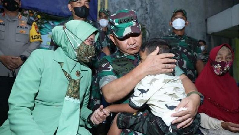 Potret KSAD dan Istri Bergantian Peluk Anak Babinsa yang Jadi Yatim Piatu, Bikin Sedih