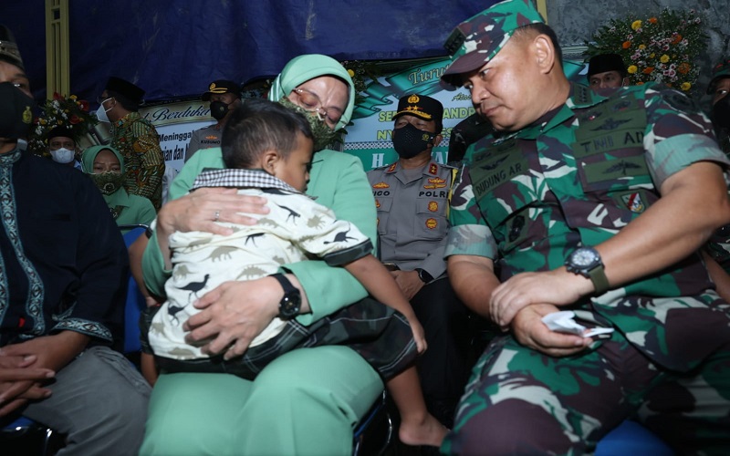 Jenderal Dudung Bantu Keluarga Sertu Eka Korban KKB: Adiknya saya Masukkan ke Akmil