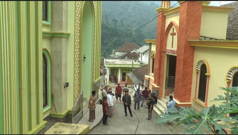  Potret Indahnya Toleransi di Jepara: Masjid dan Gereja Berhadapan, Masyarakat Saling Berjaga