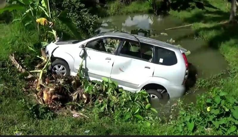 Diduga Sopir Ngantuk, Minibus Terjun ke Sungai usai Tabrak Motor di Cilacap 