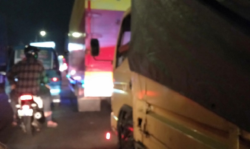 Solar Langka, Antrean Truk di SPBU Aloha Sidoarjo Mengular hingga Ratusan Meter 