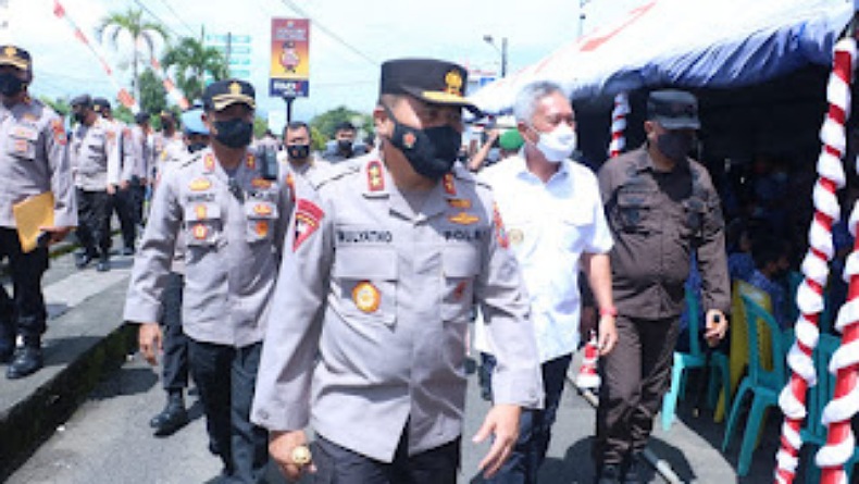 Kapolda Sulut Bagikan Sembako saat Tinjau Vaksinasi Serentak Indonesia di Polres Minsel